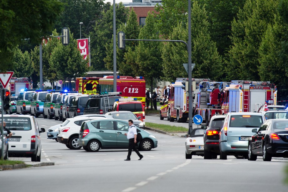 Policiais e bombeiros realizam operação no centro comercial Olympia-Einkaufszentrum, em Munique após relatos de um tiroteio no local - 22/07/2016