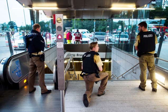 Policiais fazem operação na estação de metrô próxima ao centro comercial Olympia-Einkaufszentrum, em Munique após relatos de um tiroteio no local - 22/07/2016