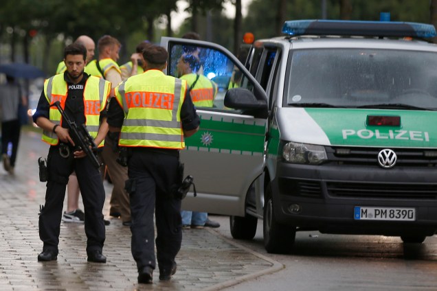 Policiais fazem operação nos arredores do centro comercial Olympia-Einkaufszentrum, em Munique após relatos de um tiroteio no local - 22/07/2016