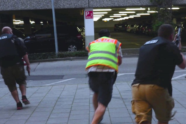 Policiais correm em direção ao estacionamento do shopping center Olympia-Einkaufszentrum durante ataque em Munique, na Alemanha - 22/07/2016
