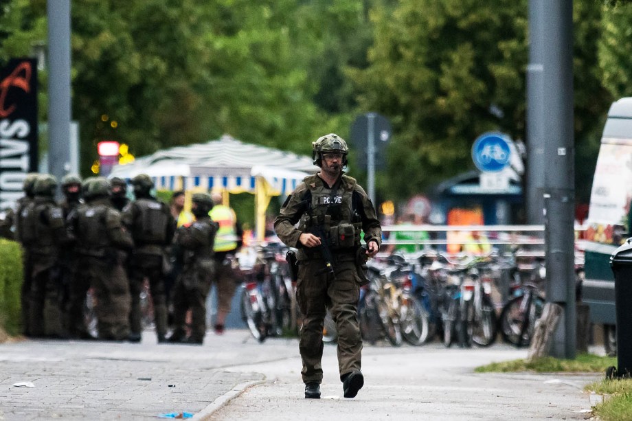 Operação policial é realizada no centro comercial Olympia-Einkaufszentrum, em Munique após relatos de um tiroteio no local - 22/07/2016