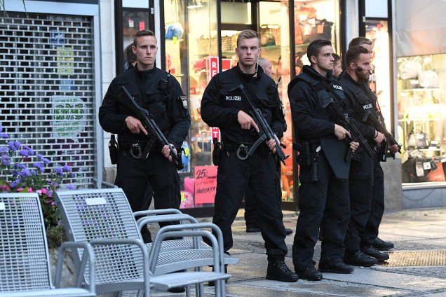 Operação policial é realizada no centro comercial Olympia-Einkaufszentrum, em Munique após relatos de um tiroteio no local - 22/07/2016