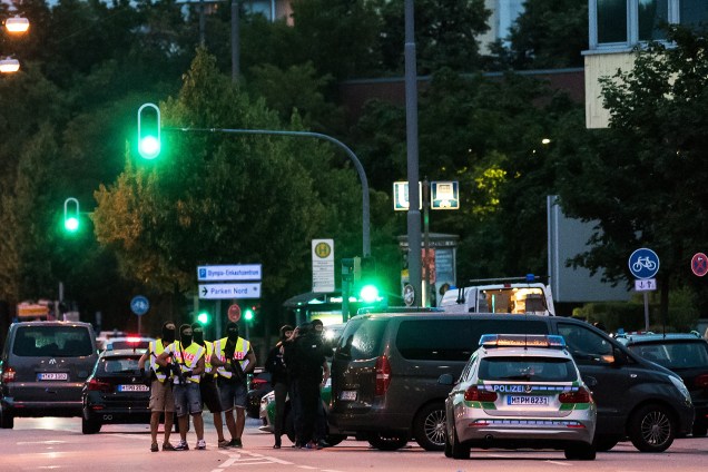 Policiais fazem guarda na entrada da principal estação de trem em Munique, na Alemanha, após ataque em shopping da cidade - 22/07/2016