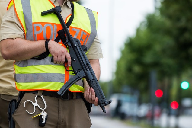 Um policial armado faz guarda em uma rua perto do shopping Olympia em Munique, na Alemanha, após ataque no local - 22/07/2016