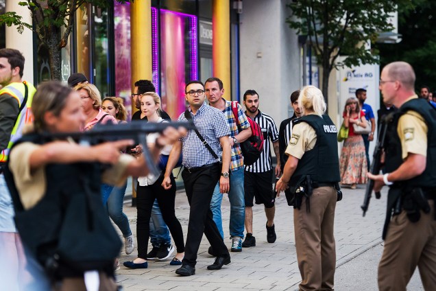 Pessoas deixam shopping em Munique, na Alemanha, após tiroteio no local - 22/07/2016