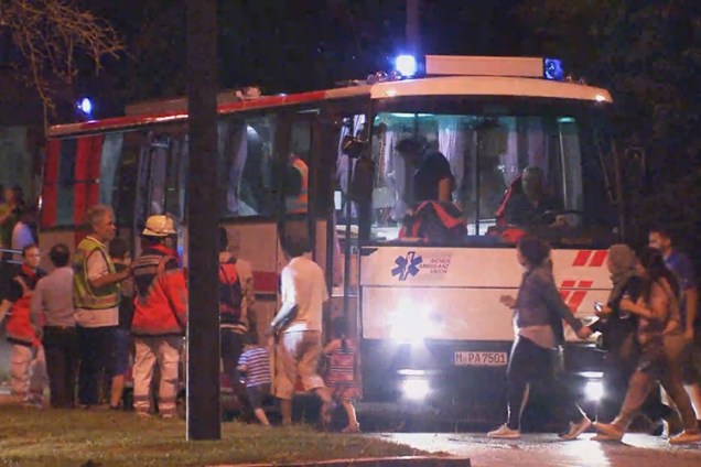 Pessoas são evacuadas de ônibus, por medidas de seguranças, após atiradores abrirem fogo em diversos pontos de Munique, na Alemanha - 22/07/2016