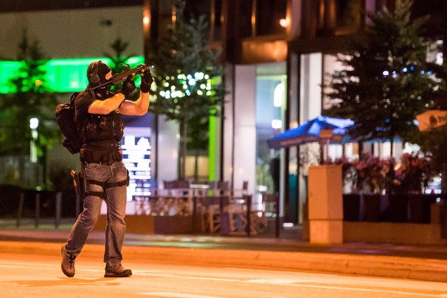 Policial faz patrulha próximo ao shopping Olympia Einkaufzentrum, em Munique, na Alemanha, após atirador abrir fogo no local e matar nove pessoas - 22/07/2016