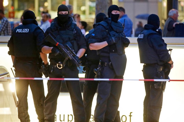 Policiais fazem patrulha na entrada de estação de metrô de Munique, na Alemanha, após atiradores abrirem fogo em diversos pontos da cidade - 22/07/2016
