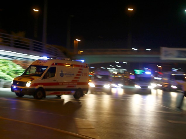 Ambulância chega ao aeroporto Ataturk de Istambul, onde ao menos 10 pessoas morreram após duas explosões e tiros serem reportados, na Turquia