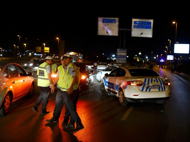 Policia bloqueia o acesso para o aeroporto Ataturk, em Istambul, Turquia