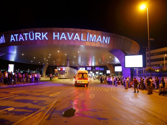 Ambulância chega ao aeroporto Ataturk, de Istambul, onde ao menos 36 pessoas morreram após duas explosões e tiros serem reportados, na Turquia