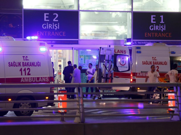 Diversas ambulâncias chegam ao aeroporto Ataturk de Istambul, para atender os feridos