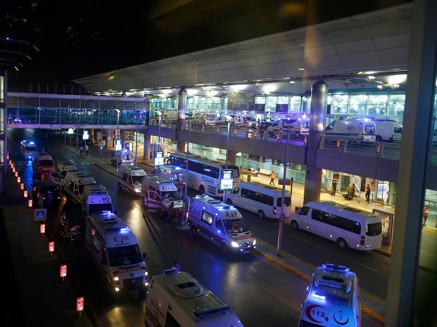 Diversas ambulâncias chegam ao aeroporto Ataturk, de Istambul, para atender os feridos