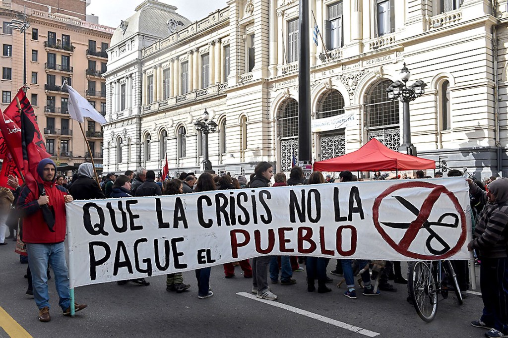 Manifestantes protestam em frente à uma universidade em Montevideo durante uma greve geral, no Uruguai