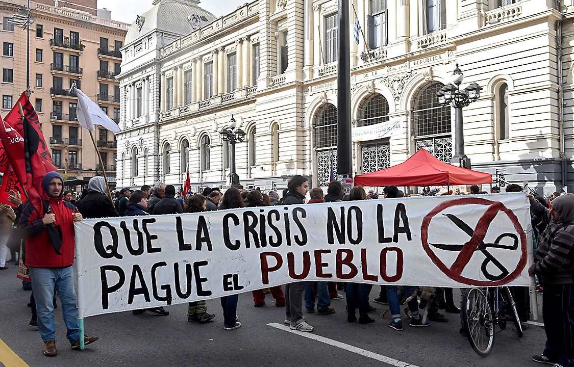 Manifestantes protestam em frente à uma universidade em Montevideo durante uma greve geral, no Uruguai
