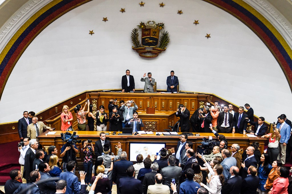 O presidente da Assembleia Nacional de Caracas, Henry Ramos Allup, durante juramento de deputados da oposição do estado do Amazonas, Nirma Guaruya, Julio Ygarza e Romer Guzamana - 28/07/2016