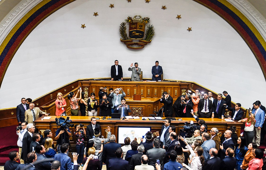 O presidente da Assembleia Nacional de Caracas, Henry Ramos Allup, durante juramento de deputados da oposição do estado do Amazonas, Nirma Guaruya, Julio Ygarza e Romer Guzamana - 28/07/2016