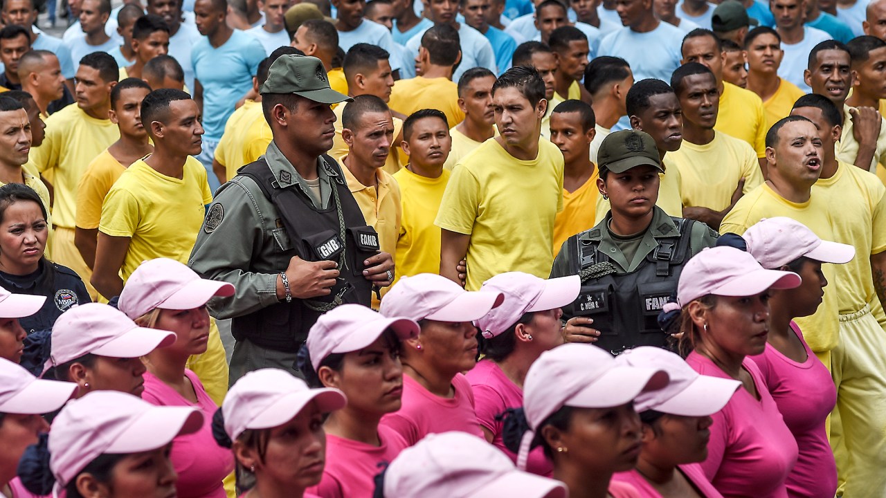 Presidiários protestam contra o referendo revogatório do mandanto do presidente Nicolás Maduro, em Caracas na Venezuela