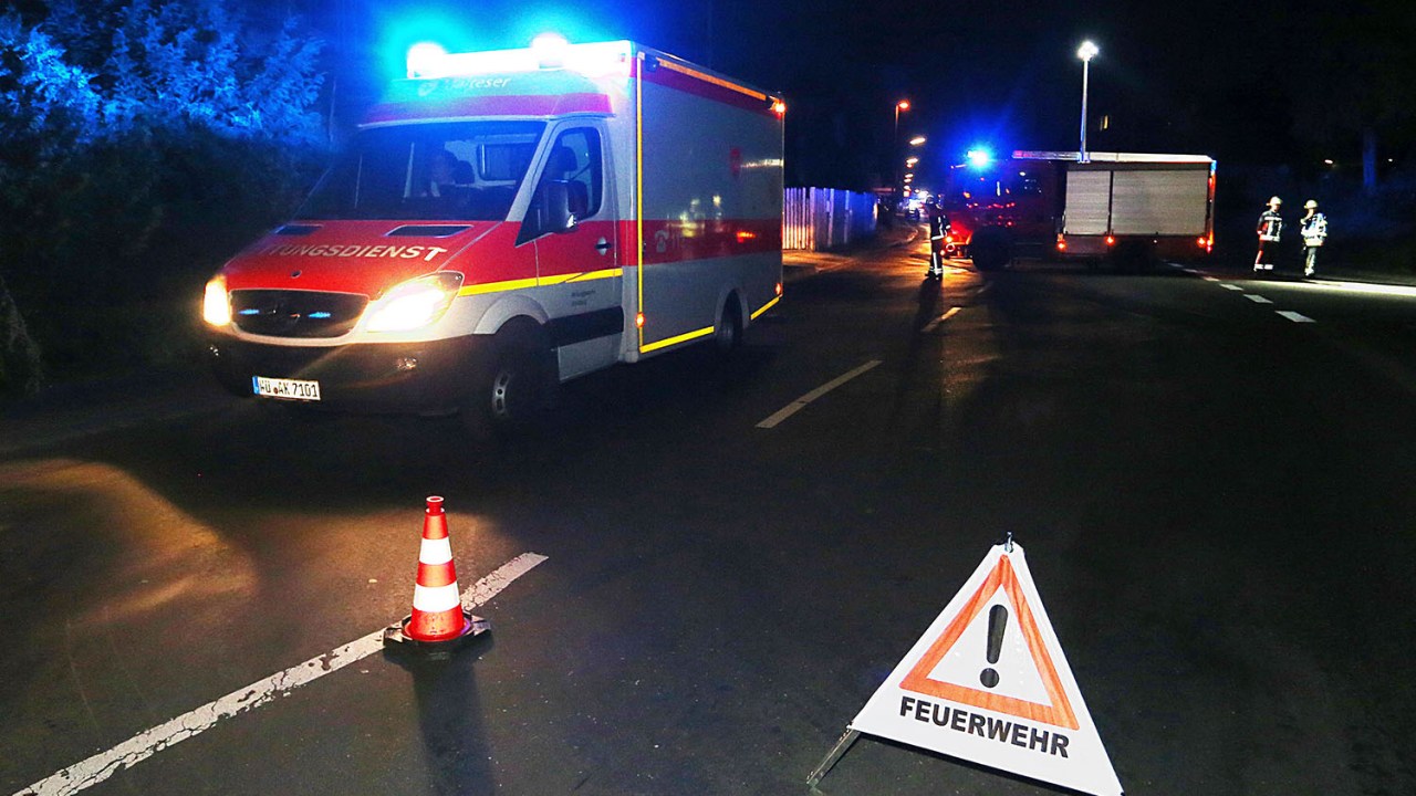 Ambulância é vista no local onde um homem atacou passageiros de um trem com um machado na cidade de Wurtzburgo, na Alemanha
