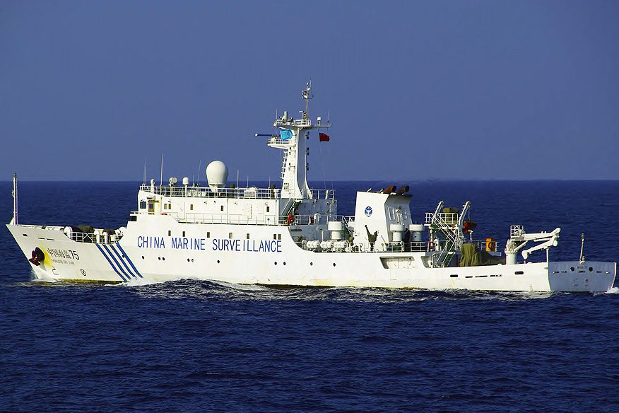 Navio chinês de vigilância marítima navega no Mar da China Oriental, nesta quinta-feira, nas águas territoriais das ilhas Sensaku, administradas pelo Japão, mas alvo de disputa com a China