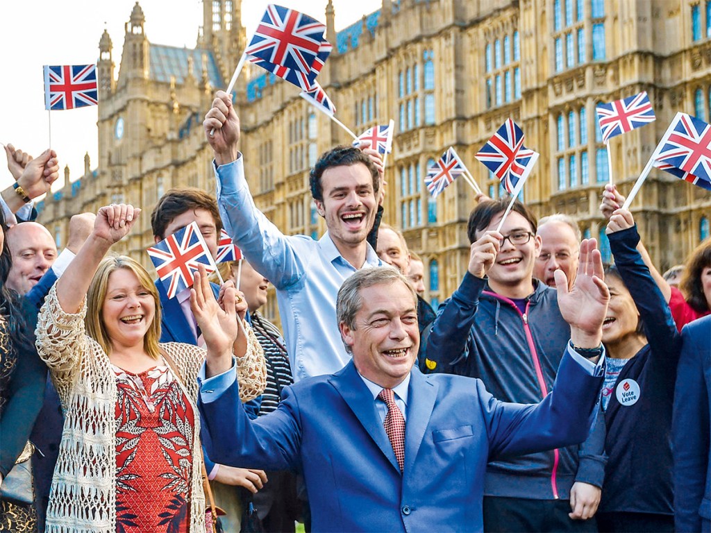 Nigel Farage, do partido Ukip, comemora a vitória do Brexit: de outsider a profeta do euroceticismo