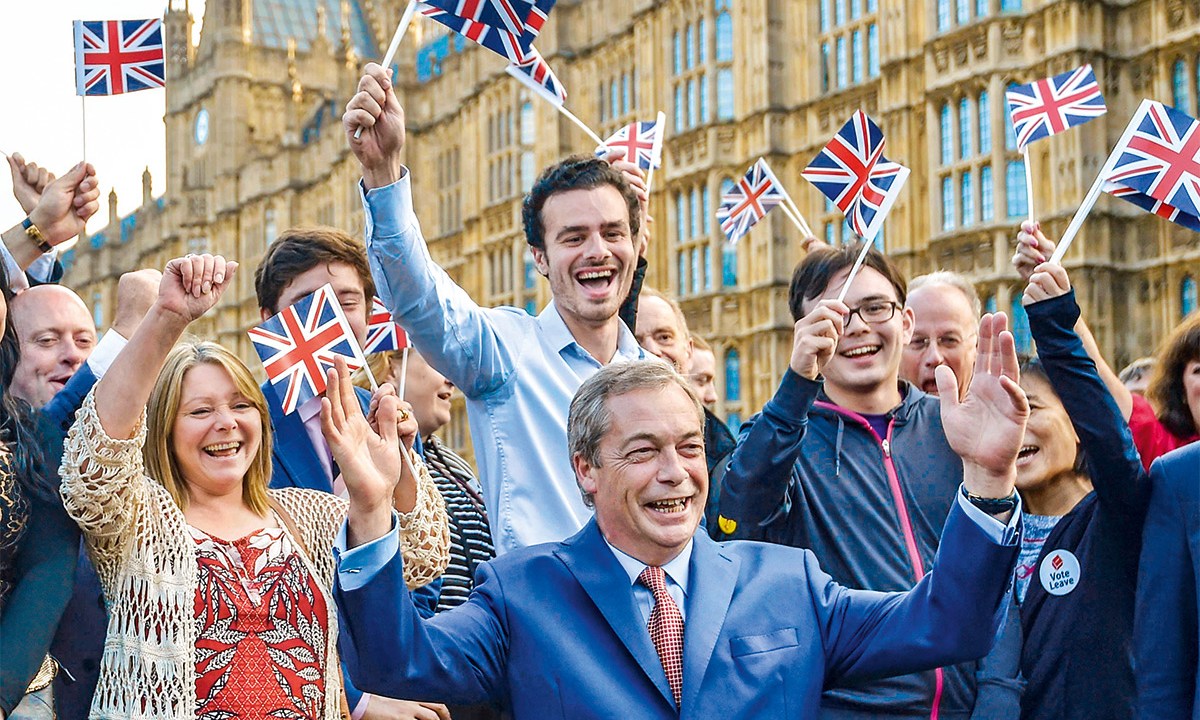 Nigel Farage, do partido Ukip, comemora a vitória do Brexit: de outsider a profeta do euroceticismo