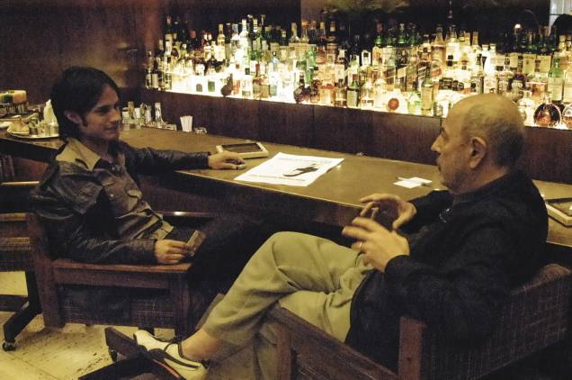 O ator mexicano Gael García Bernal conversa num bar com o diretor Hector Babenco, durante visita a cidade, onde esteve gravando cenas para o filme "O Passado"