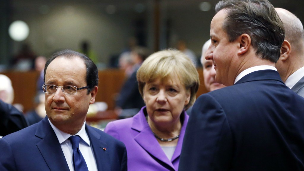 O presidente da França, François Hollande (à esq.), a chanceler da Alemanha, Angela Merkel, e o premiê britânico, David Cameron (à dir.), durante um encontro da União Europeia