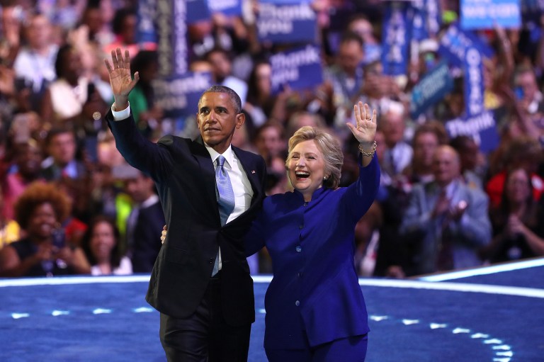 Barack Obama abraça Hillary Clinton durante a Convenção Democrata, na Filadélfia