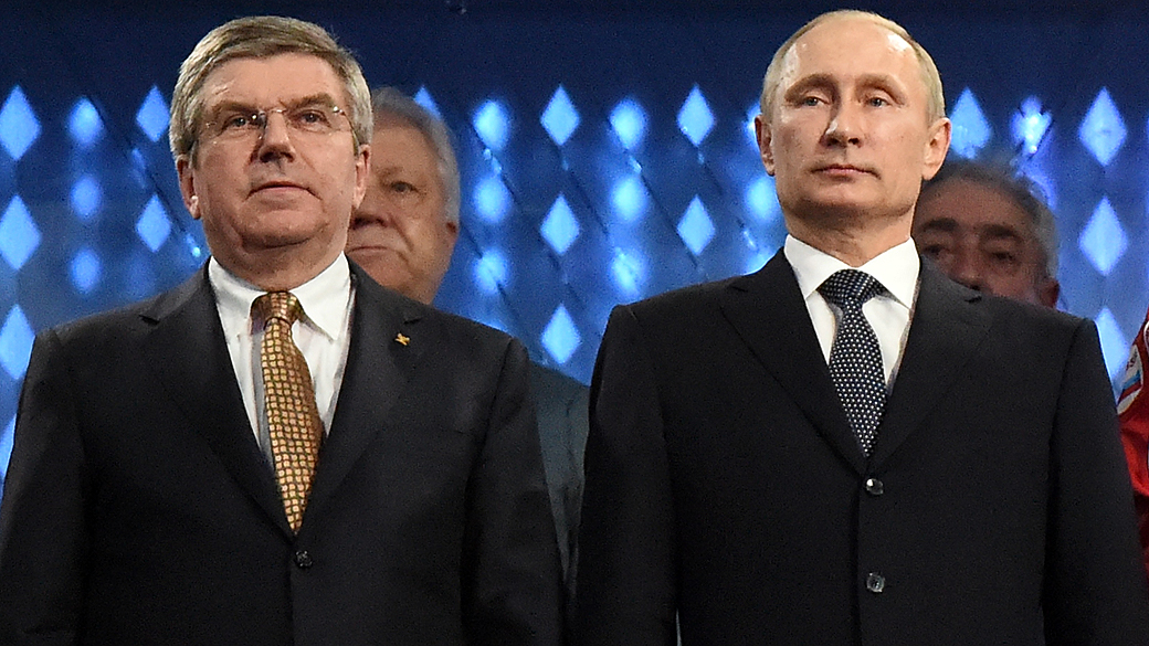 Thomas Bach, presidente do Comite Olímpico, e Vladmir Putin, no encerramento dos Jogos de Sochi