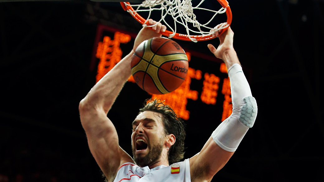 Pau Gasol da Espanha, dá enterrada na partida contra o Brasil na última rodada da fase preliminar dos Jogos Olímpicos de Londres em 06/08/2012