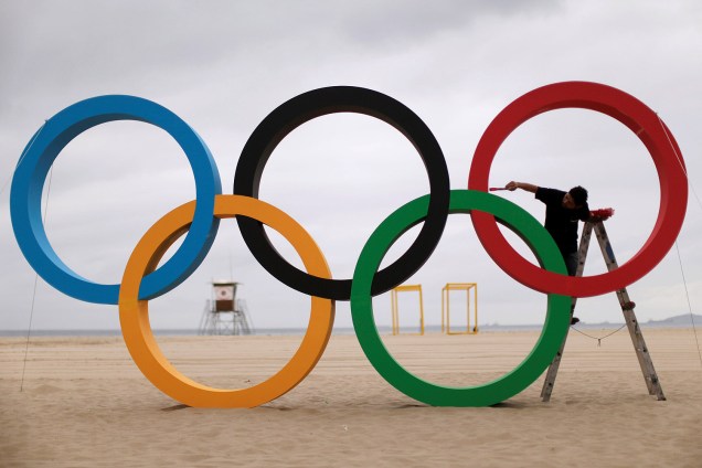 Escultura dos aros olímpicos recebe os últimos retoques na praia de Copacabana, no Rio de Janeiro - 21/07/2016