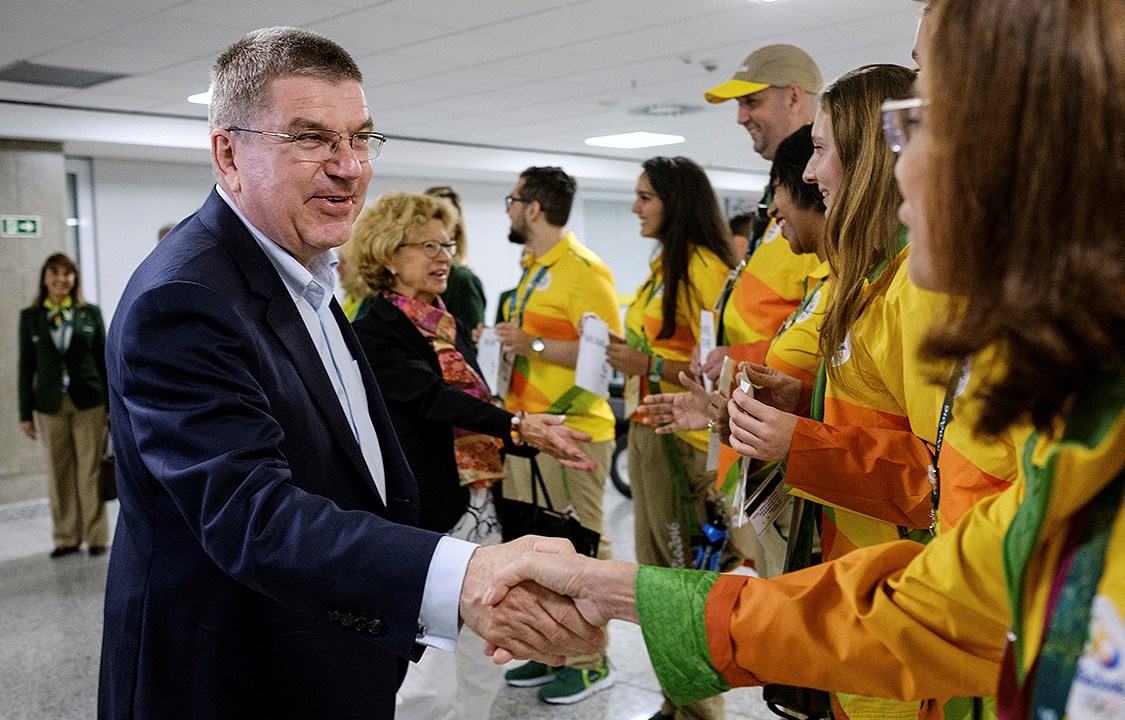 Thomas Bach, presidente do Comitê Internacional da Olimpíada, é recebido por voluntários no aeroporto Tom Jobim (Galeão), no Rio de Janeiro