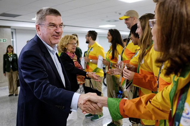 Thomas Bach, presidente do Comitê Internacional da Olimpíada, é recebido por voluntários no aeroporto Tom Jobim (Galeão), no Rio de Janeiro