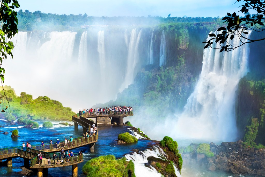 O Parque Nacional do Iguaçu se localiza na cidade de Foz do Iguaçu (PR), na fronteira com a Argentina. Foi reconhecida como Patrimônio Mundial da Humanidade pela UNESCO em 1986. Além disso, as Cataratas, foram escolhidas como uma das sete maravilhas do mundo moderno, em votação realizada em 2007