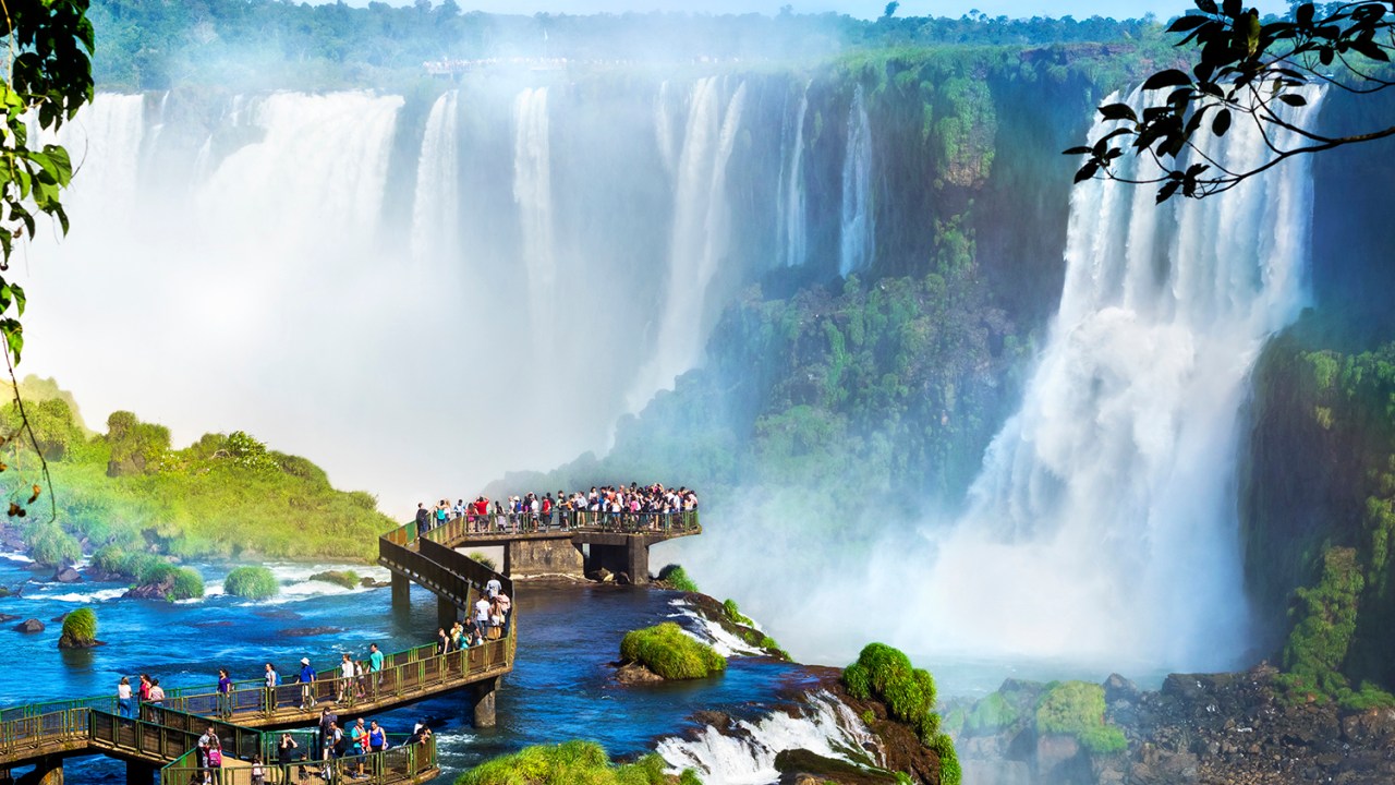 O Parque Nacional do Iguaçu se localiza na cidade de Foz do Iguaçu (PR), na fronteira com a Argentina. Foi reconhecida como Patrimônio Mundial da Humanidade pela UNESCO em 1986. Além disso, as Cataratas, foram escolhidas como uma das sete maravilhas do mundo moderno, em votação realizada em 2007