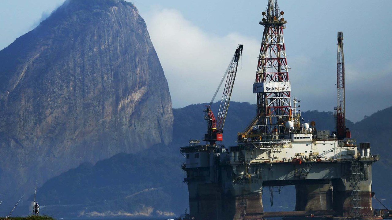 Plataforma de petróleo na Baía de Guanabara no Rio de Janeiro