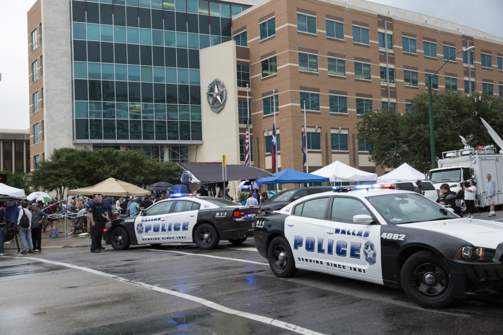 Carros da polícia patrulham sede da corporação em Dallas