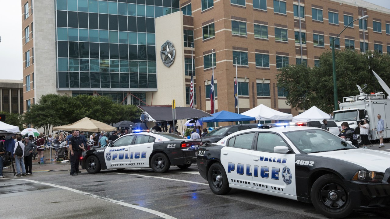 Carros da polícia patrulham sede da corporação em Dallas