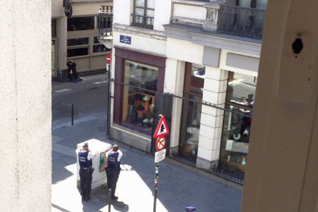 Policiais cercam um suspeito de carregar bombas em seu corpo, em Bruxelas
