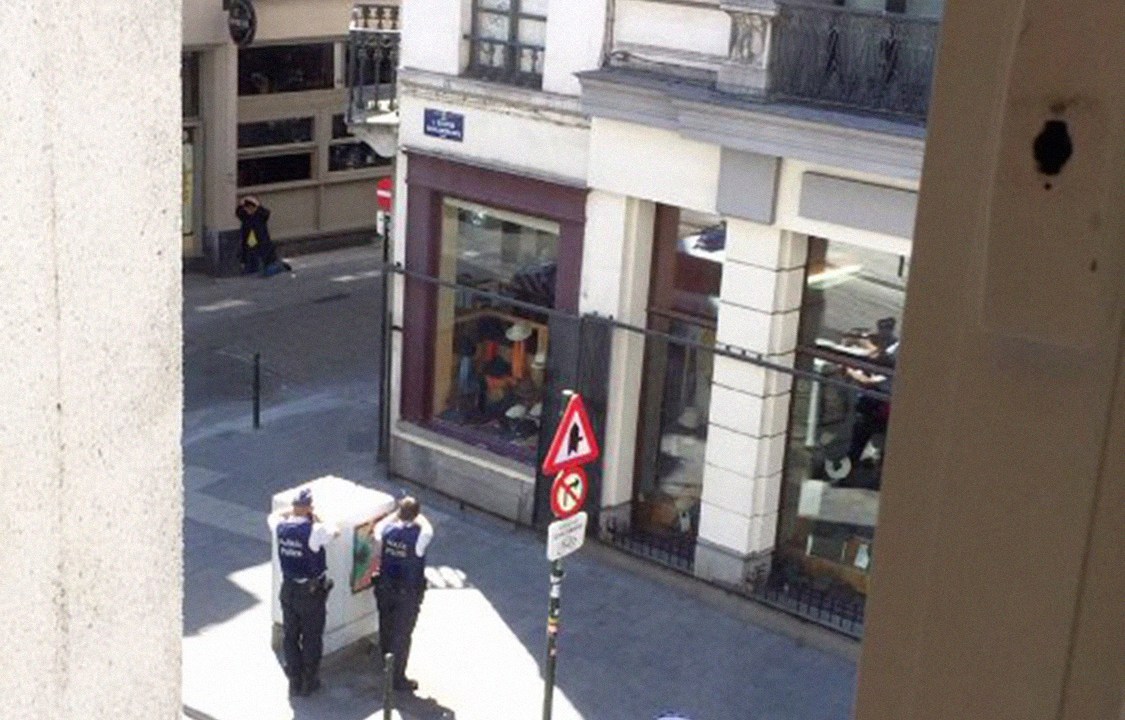 Policiais cercam um suspeito de carregar bombas em seu corpo, em Bruxelas