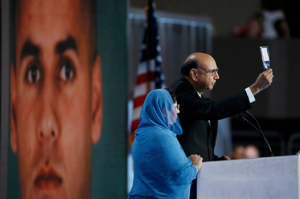 Khizr Khan, pai de Humayun, morto em combate pelo exército dos Estados Unidos, discursa contra Donald Trump na Convenção Democrática Nacional em Filadélfia, nos Estados Unidos