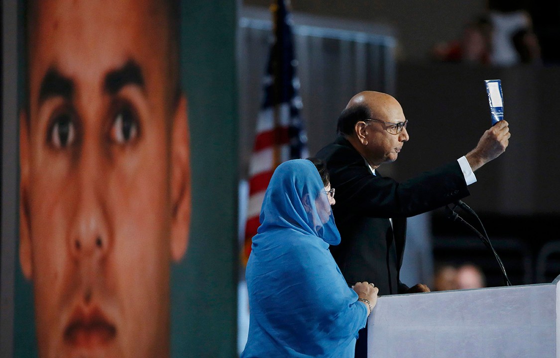 Khizr Khan, pai de Humayun, morto em combate pelo exército dos Estados Unidos, discursa contra Donald Trump na Convenção Democrática Nacional em Filadélfia, nos Estados Unidos