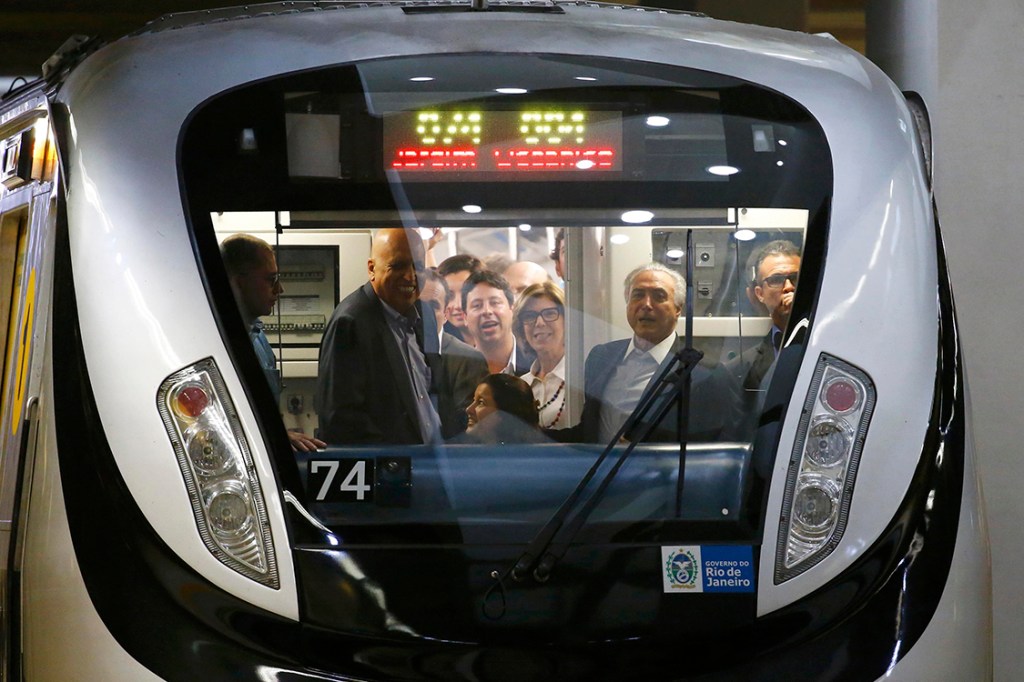 Michel Temer chega em uma nova estação de metrô, dentro de um novo trem, inaugurados hoje no Rio de Janeiro