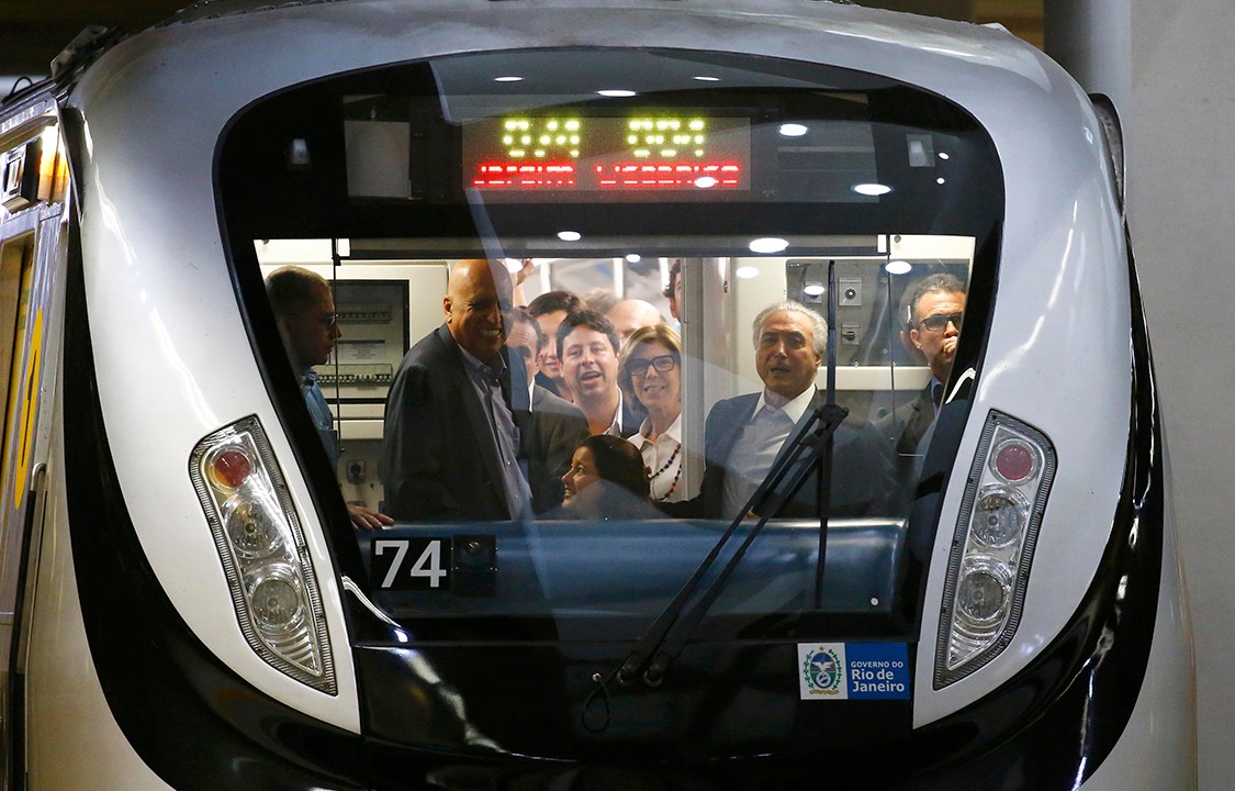 Michel Temer chega em uma nova estação de metrô, dentro de um novo trem, inaugurados hoje no Rio de Janeiro