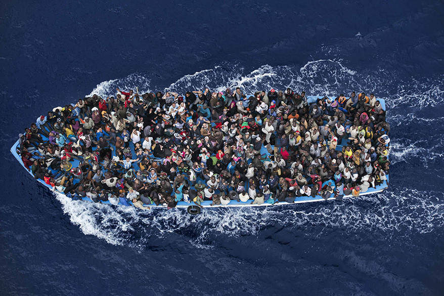 Imigrantes resgatados pela Marinha italiana na costa da Líbia