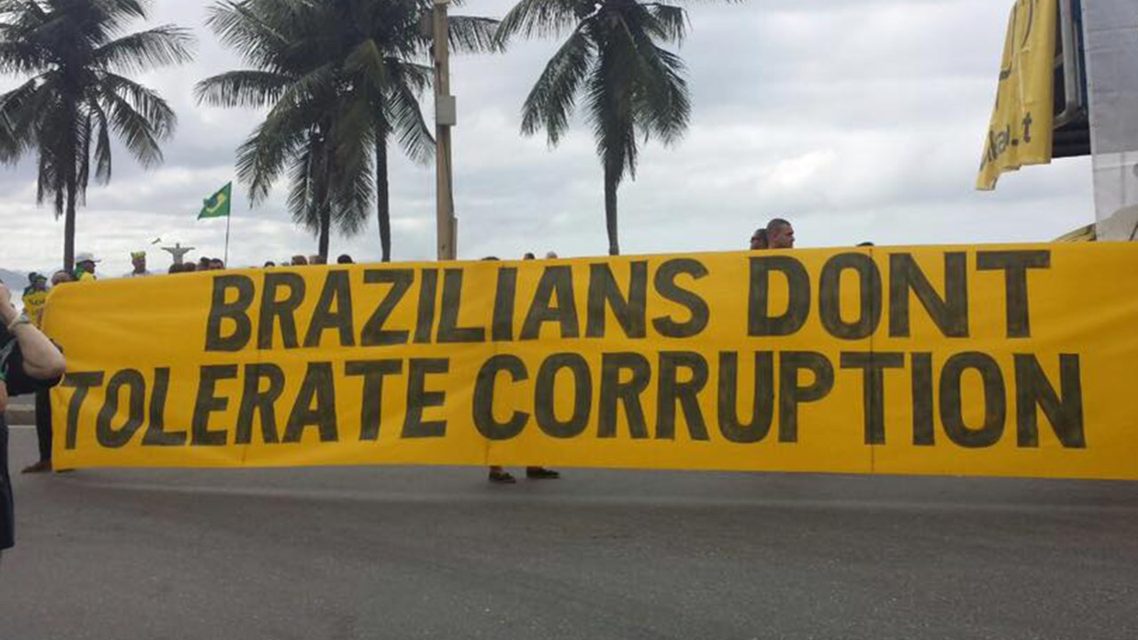 Manifestantes protestam contra a corrupção em Copacabana, Rio de Janeiro