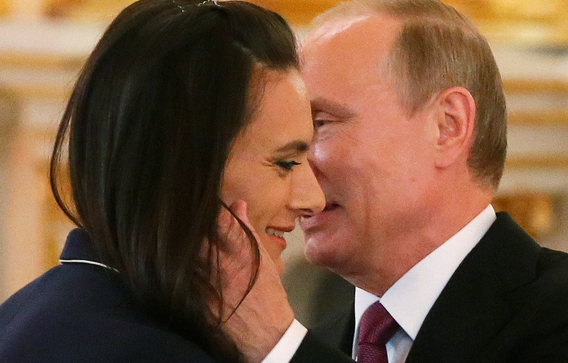Presidente Russo Vladimir Putin e atleta Yelena Isinbayeva se encontram no Kremlin, em Moscou, Rússia