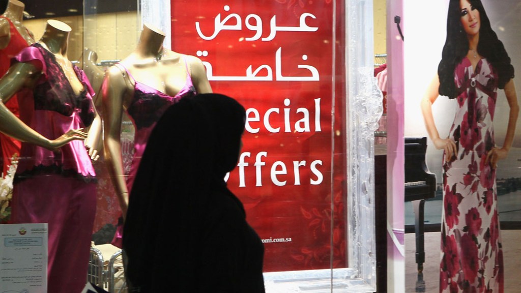 Mulher no centro comercial em Doha. Apesar da forte influência dos países árabes, a cultura do Qatar é diversificada por causa da população de origem estrangeira