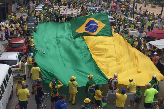 Manifestantes se reúnem nas ruas de Recife para protestar contra a corrupção